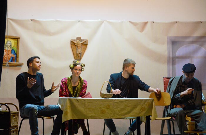 FOTO: Predstava “Mrginji su glavi” napunila dvoranu Pastoralnog centra u Čerinu