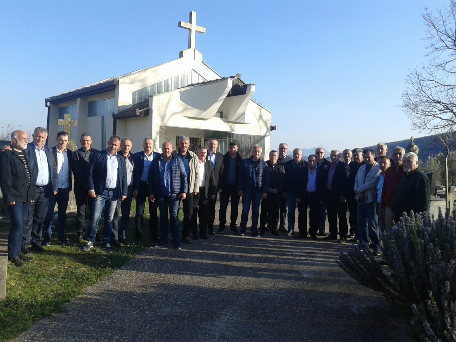 Posjet predstavnika općine Čitluk i članova zapovjedništva postrojbi HVO-a Čitluk mjesnoj zajednici Šurmanci