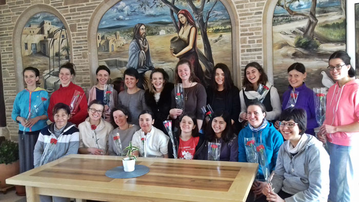 FOTO: Štićenicama Ženske kuće u sklopu Zajednice Cenacolo uručeni karanfili povodom Međunarodnog dana žena