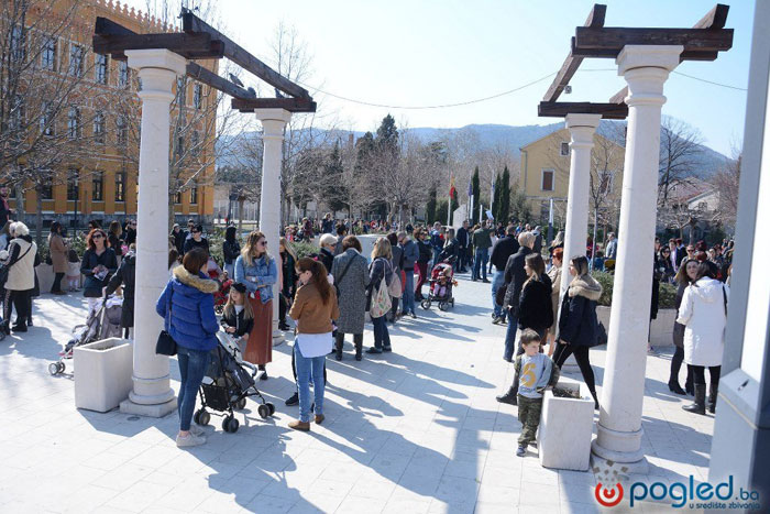 ‘Mostarske mame’ održale prosvjednu šetnju u znak podrške majci i njezinim djevojčicama koje prolaze teško razdoblje