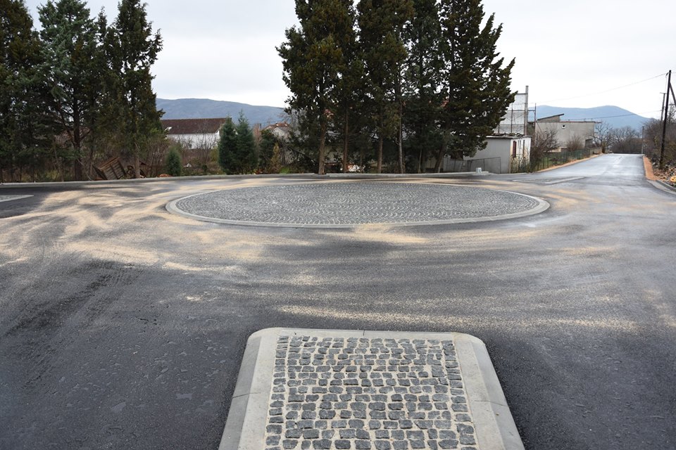 Asfaltiran kružni tok u Vionici