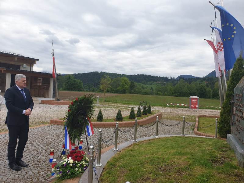 Čović položio cvijeće i upalio svijeću na Bleiburškom polju