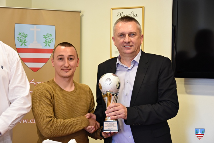 MNK Brotnjo načelniku Radišiću uručio zahvalnicu za podršku radu kluba