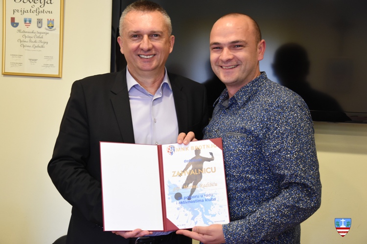 MNK Brotnjo načelniku Radišiću uručio zahvalnicu za podršku radu kluba