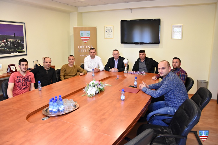 MNK Brotnjo načelniku Radišiću uručio zahvalnicu za podršku radu kluba