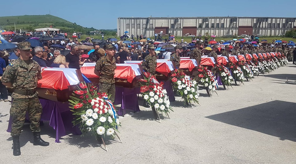 U Bikošima upriličen ukop 16 Hrvata koje su ubili pripadnici tzv. Armije BiH 1993. godine