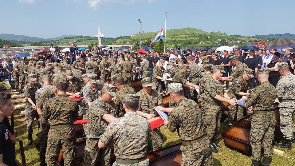 U Bikošima upriličen ukop 16 Hrvata koje su ubili pripadnici tzv. Armije BiH 1993. godine