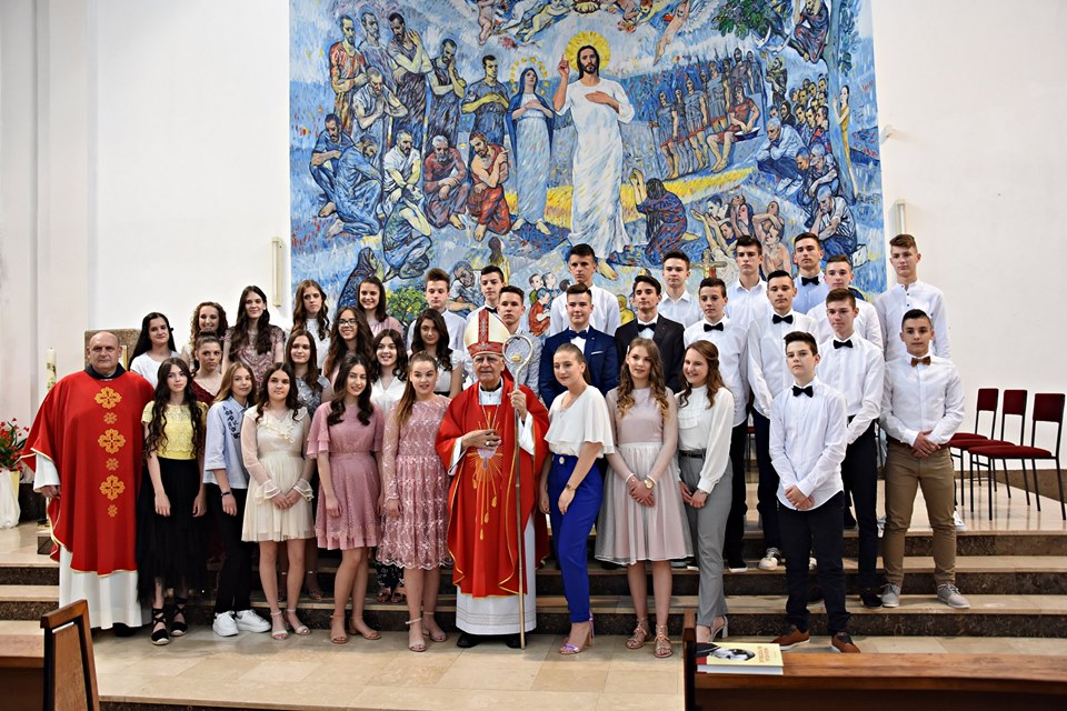 Biskup Perić u Čitluku krizmao 34 mladih