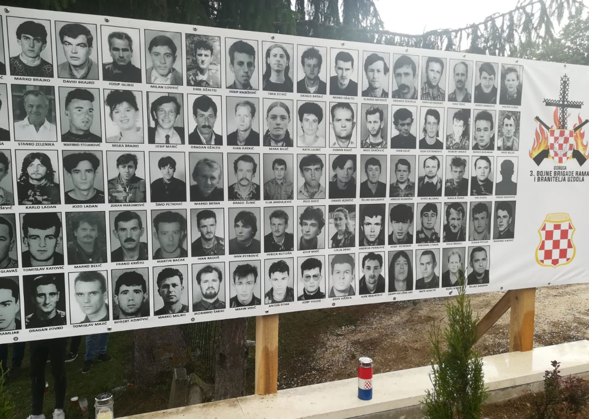 FOTO: Imena četvorice Brotnjaka na spomeniku poginulim braniteljima koji je danas otkriven u Uzdolu