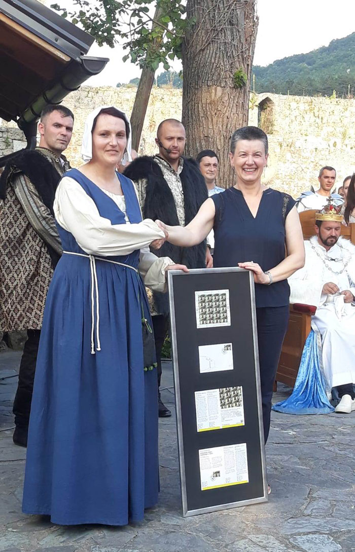 Marka HP Mostar s motivom katakombi u Jajcu predstavljena na Danima srednjovjekovlja