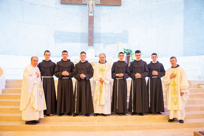 Šestorica postulanata obukli franjevački habit i stupili u novicijat Hercegovačke franjevačke provincije