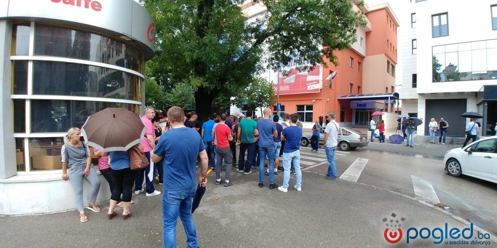 Radnici se od 11:30 sati okupljaju ispred zgrade HDZ-a,​ iako je Čović najavio sastanak u Aluminiju