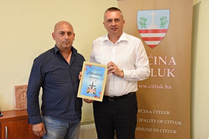 Općini Čitluk uručena zahvalnica za doprinos izgradnji spomenika braniteljima u Uzdolu