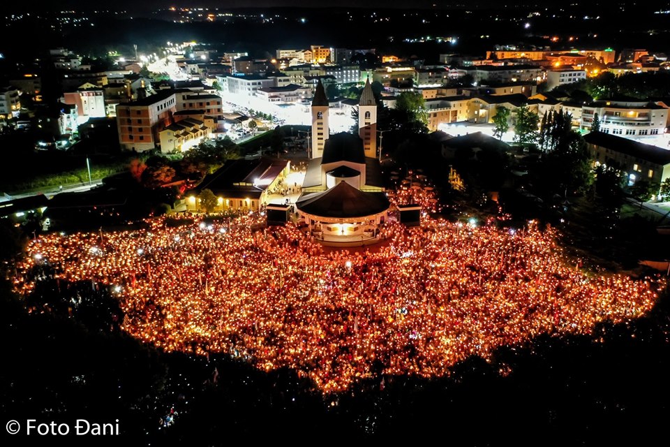 Impresivne fotografije iz Međugorja:  Meditacija sa svijećama i molitva pred Križem