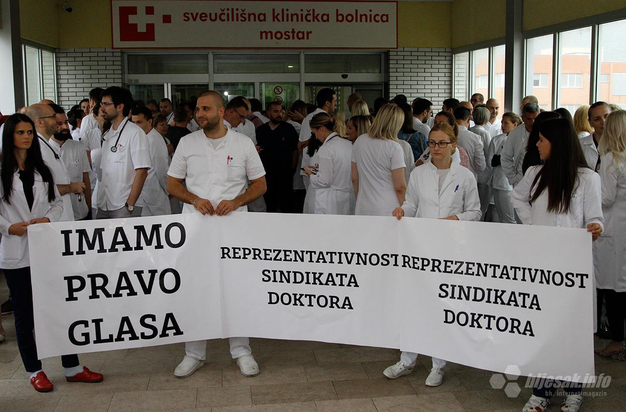 Liječnici ispred SKB Mostar: ‘Tražimo samo da pregovaramo u svoje ime’