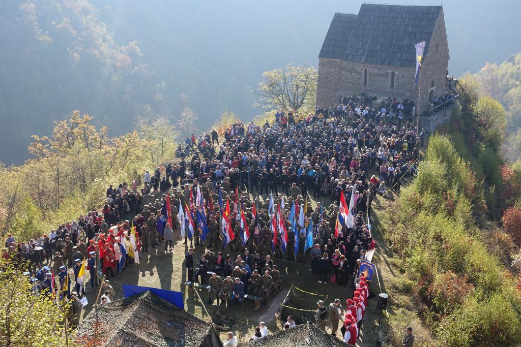 FOTO: Brojni sudionici na Molitvenom danu za Domovinu na Bobovcu