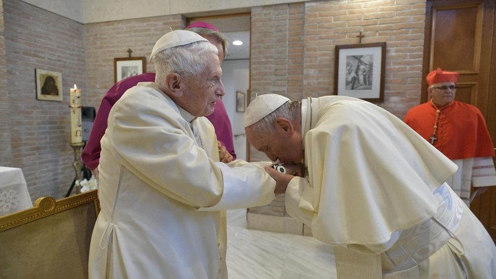 Papa Franjo s novim kardinalima posjetio papu u miru Benedikta XVI.
