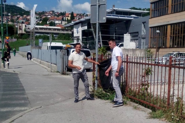 ŽIVI ZELENO Lijepa gesta: Nakon završenog protesta, rudari pokupili smeće koje je ostalo iza njih
