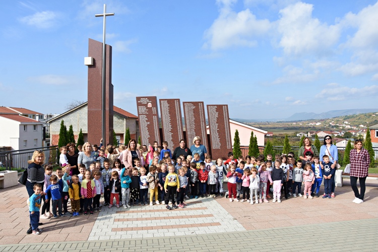 Polaznici Dječjeg vrtića Čitluk odali počast stradalim braniteljima