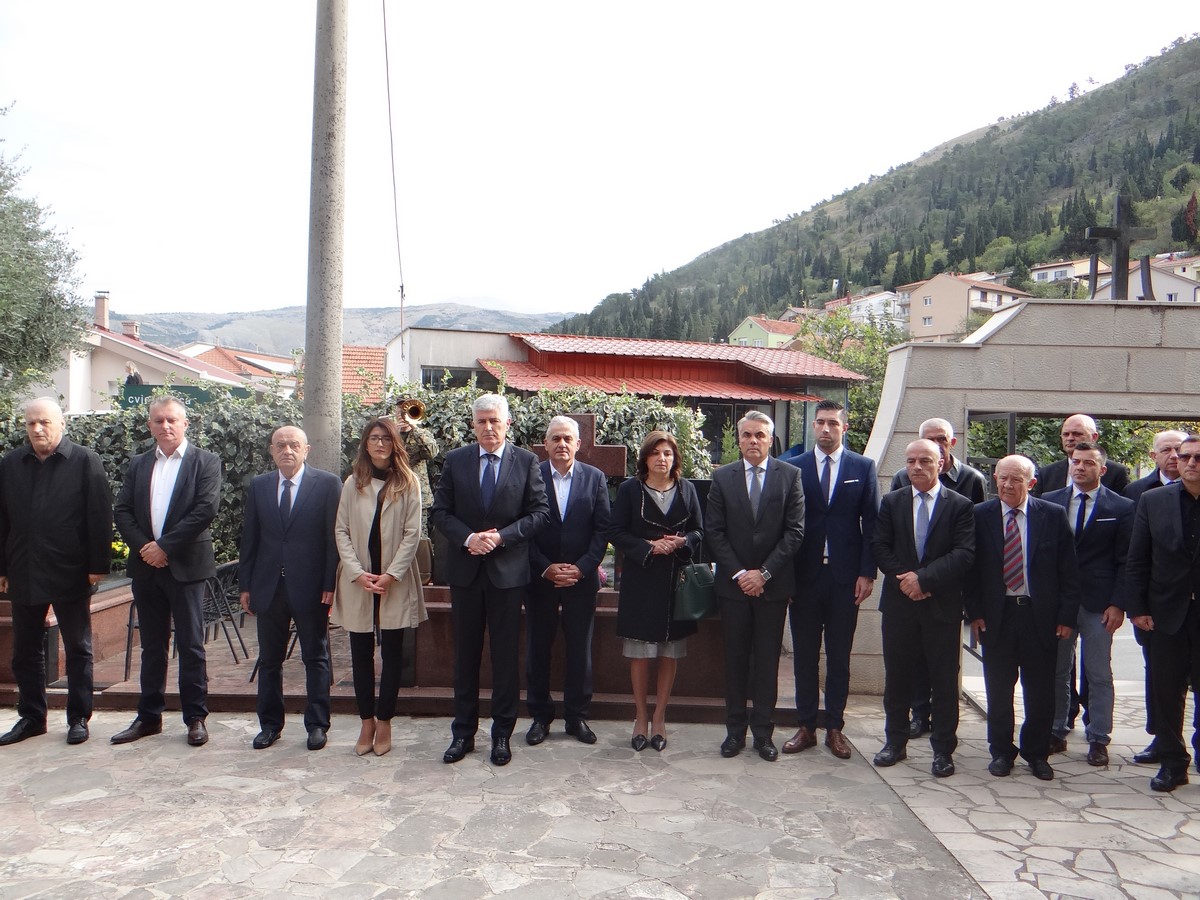 FOTO: Izaslanstvo Hrvatskog narodnog sabora obilježilo blagdan Svih svetih i Dušni dan