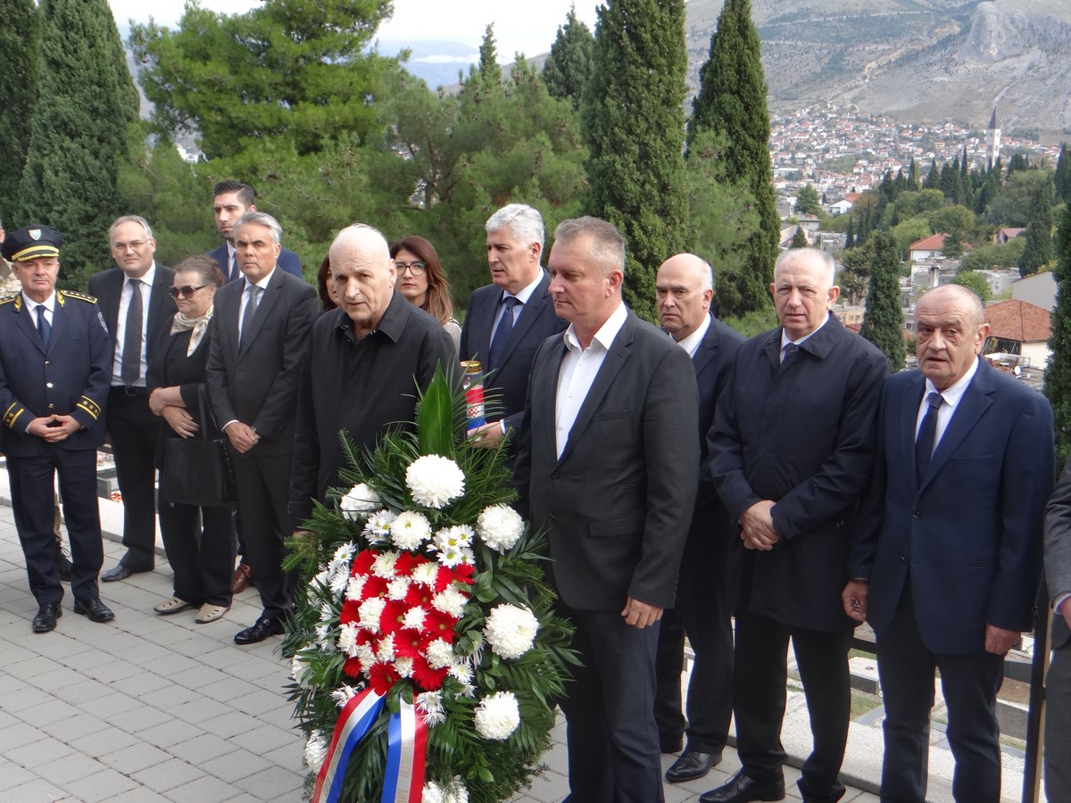 FOTO: Izaslanstvo Hrvatskog narodnog sabora obilježilo blagdan Svih svetih i Dušni dan