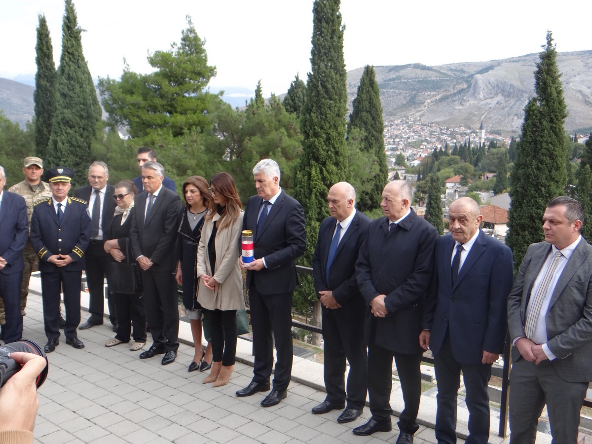 FOTO: Izaslanstvo Hrvatskog narodnog sabora obilježilo blagdan Svih svetih i Dušni dan