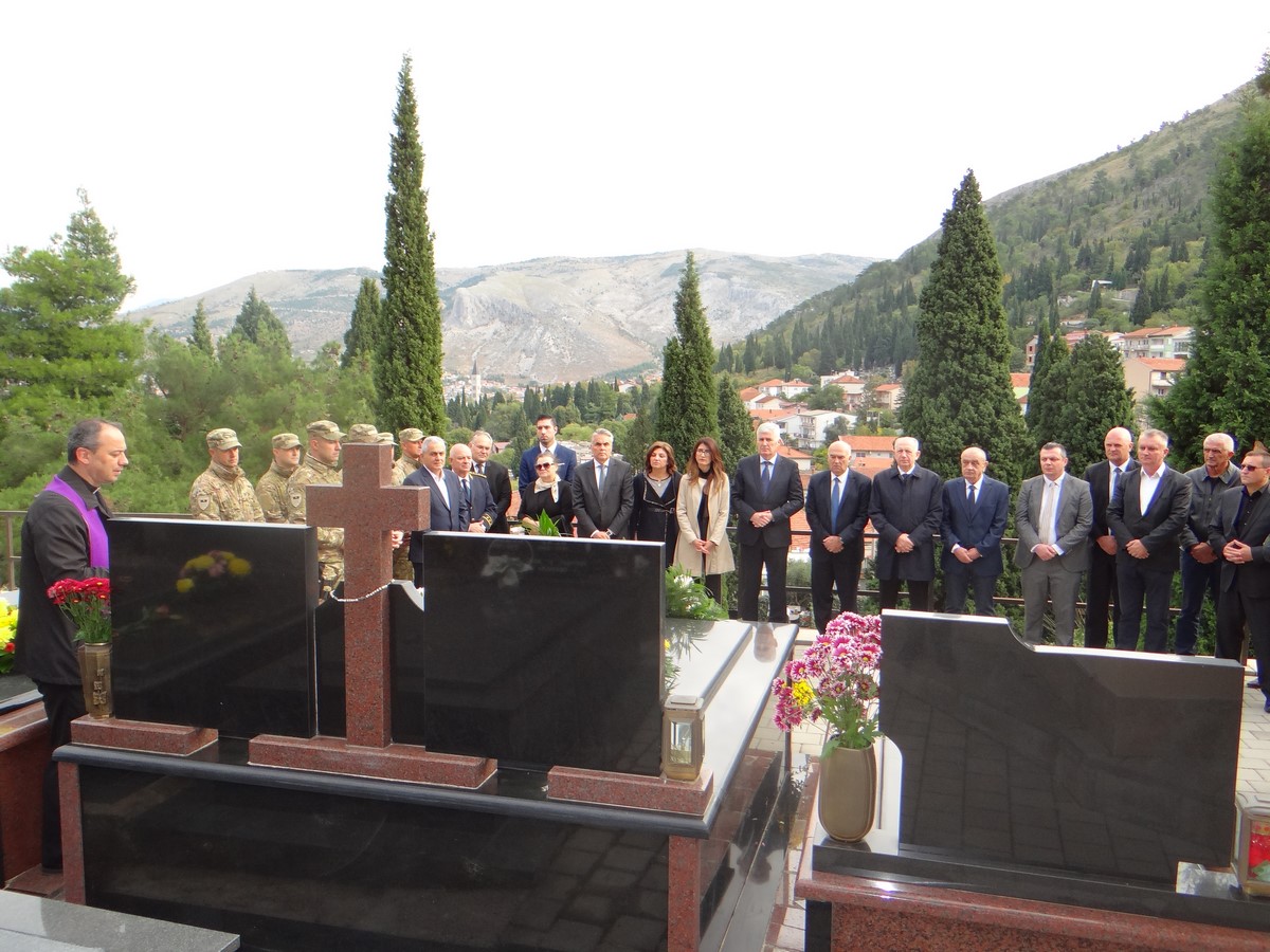 FOTO: Izaslanstvo Hrvatskog narodnog sabora obilježilo blagdan Svih svetih i Dušni dan