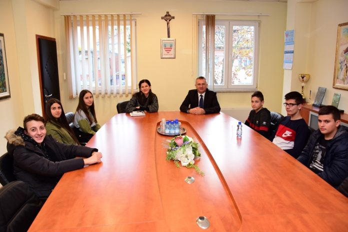 Učenici posjetom načelniku Radišiću započeli obilježavanje „Tjedna dječjih prava“