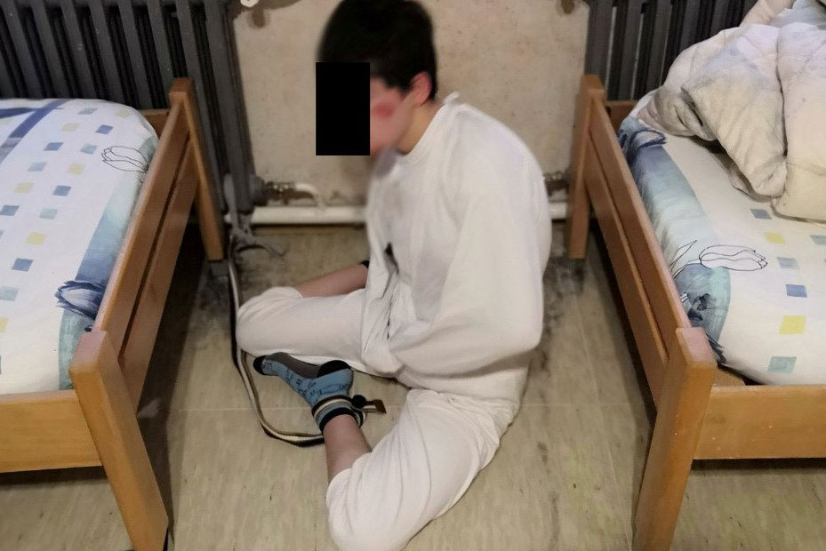 OVO JE BiH Šokantne fotografije: Djecu vežu za radijatore i namještaj!