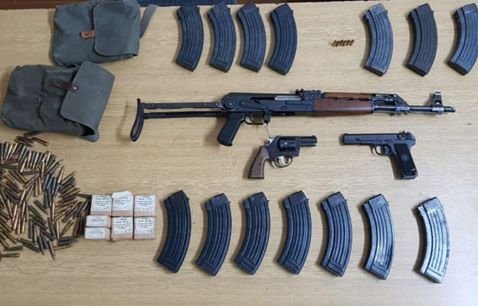 Dvoje uhićeno: Pronađene dvije automatske puške, pištolj, streljivo, droga…