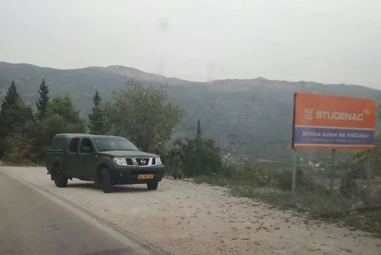 Zbog migranata Hrvatska vojska na granici kod Vrgorca!