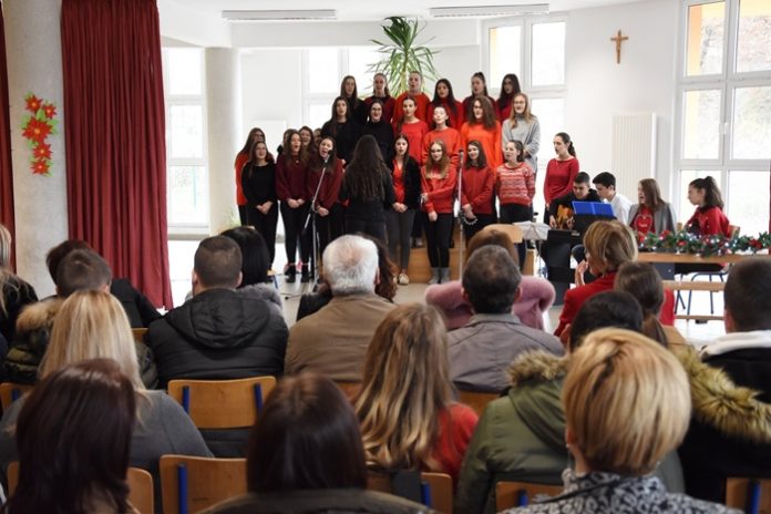 U SŠ dr. fra Slavka Barbarića održana božićna priredba
