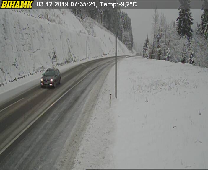 Snijeg na kolniku i udari vjetra stvaraju probeme u prometu