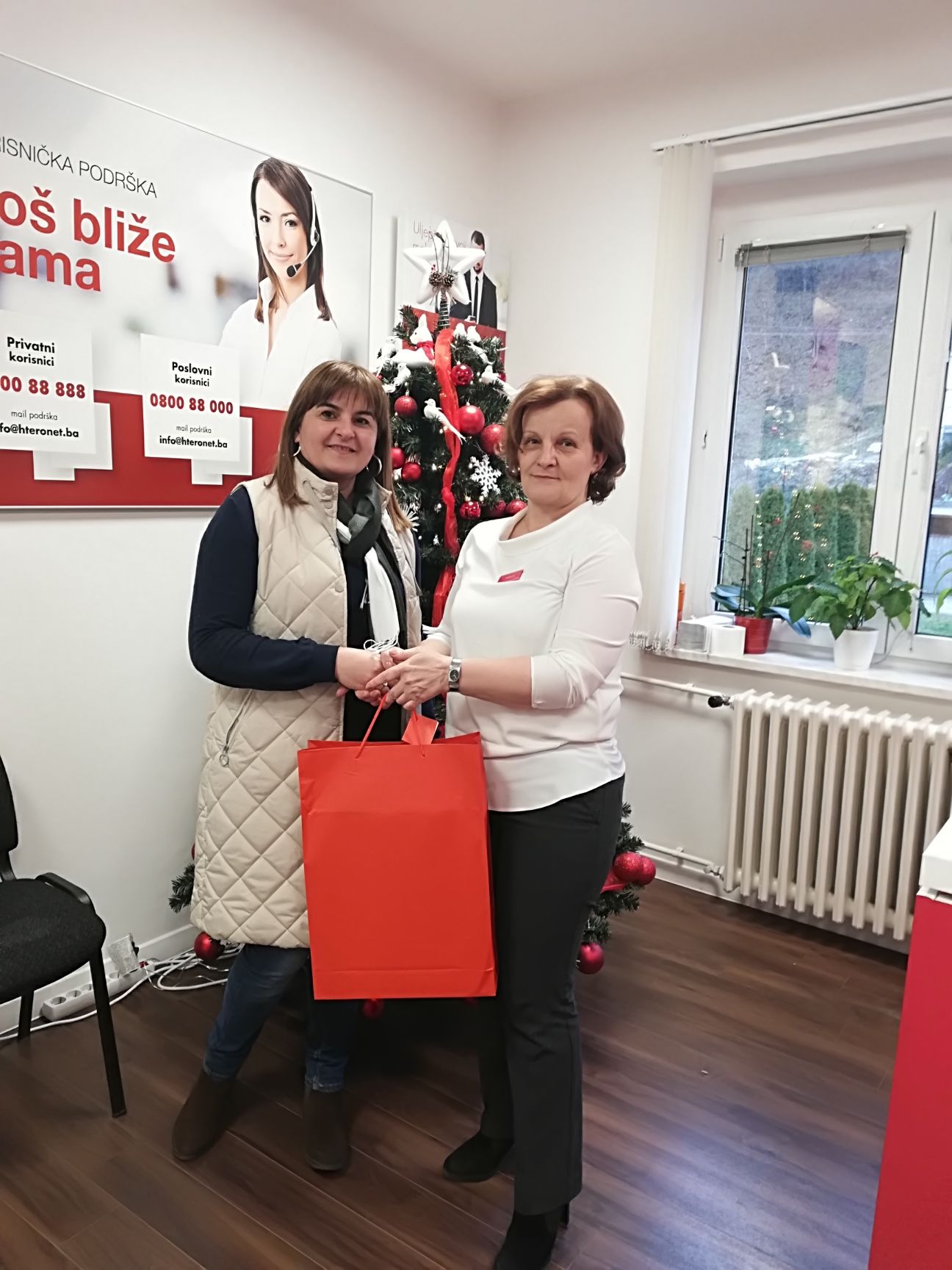 HT ERONET je ovih blagdana, vrijednim poklon paketima, iznenadio svoje dugogodišnje vjerne korisnike