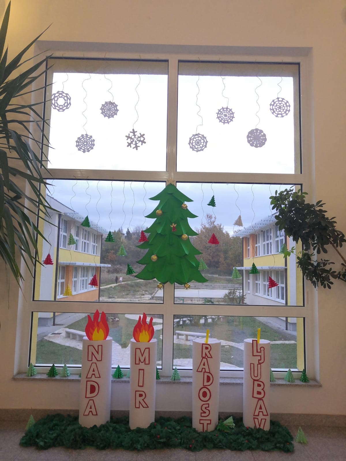 Pogledajte kako su učenice ukrasile prostorije Srednje škole dr. fra Slavka Barbarića u Čitluku