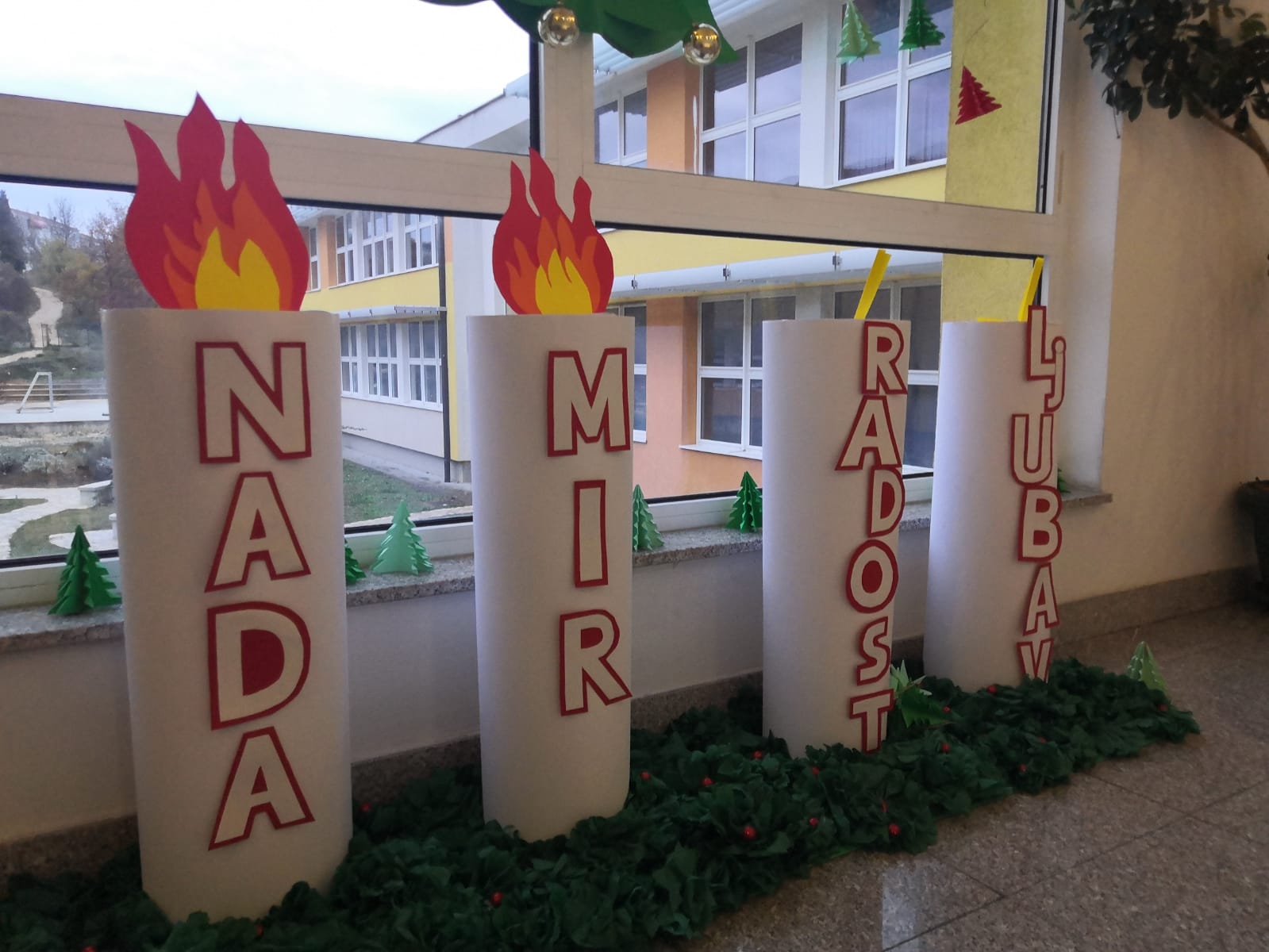 Pogledajte kako su učenice ukrasile prostorije Srednje škole dr. fra Slavka Barbarića u Čitluku