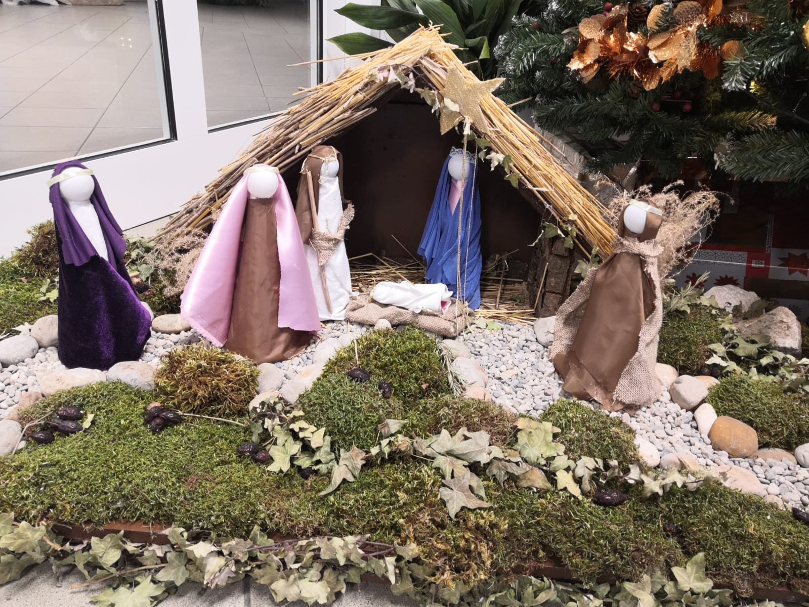 Pogledajte kako su učenice ukrasile prostorije Srednje škole dr. fra Slavka Barbarića u Čitluku