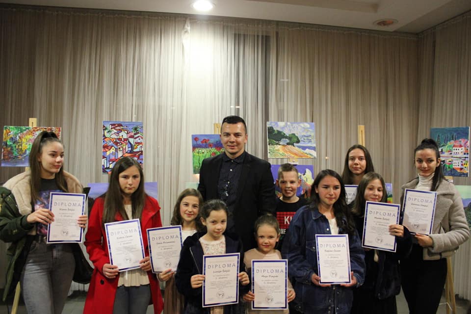 U Čitluku otvorena izložba radova polaznika tečaja crtanja i slikanja pod vodstvom Vilima Parića