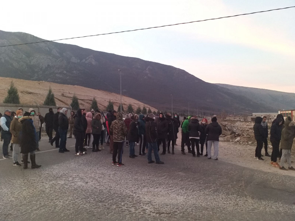 Prosvjednici blokirali cestu koja vodi prema Uborku, ne dopuštaju prolazak kamionima s otpadom