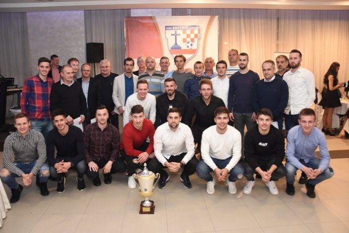 Na „Bijelo – crvenoj noći HNK Brotnjo“ proslavljena obljetnica osvajanja povijesnog naslova prvaka