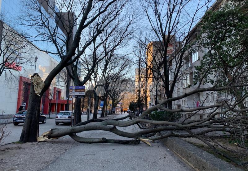 Nevrijeme u Mostaru: Stabla pala na automobile, vjetar srušio dimnjake, a neke zgrade ostale su i bez fasada