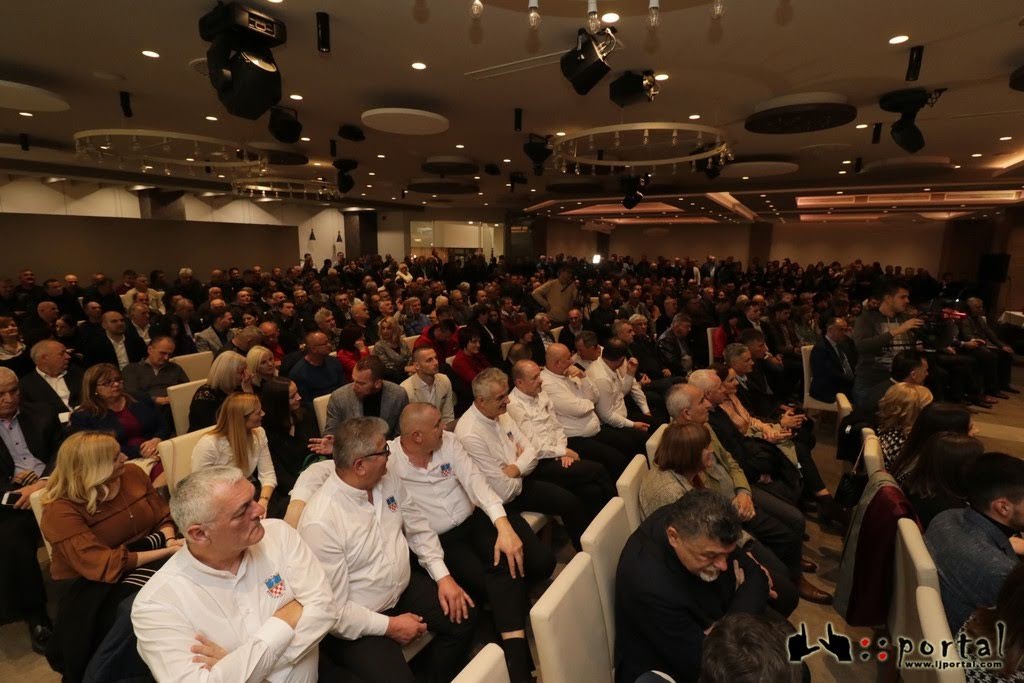 FOTO: U Ljubuškom upriličeno predstavljanje knjiga Valentina Ćorića