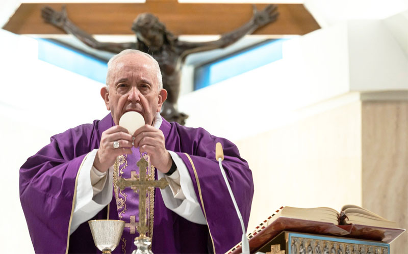 Sutra u 18 sati izravno iz Vatikana – klanjanje i potpuni oprost