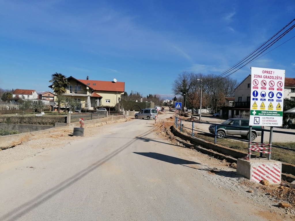 FOTO Pogledajte kako teku radovi na rehabilitaciji regionalne ceste od Miletine do Atlasa