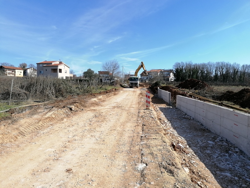 FOTO Pogledajte kako teku radovi na rehabilitaciji regionalne ceste od Miletine do Atlasa