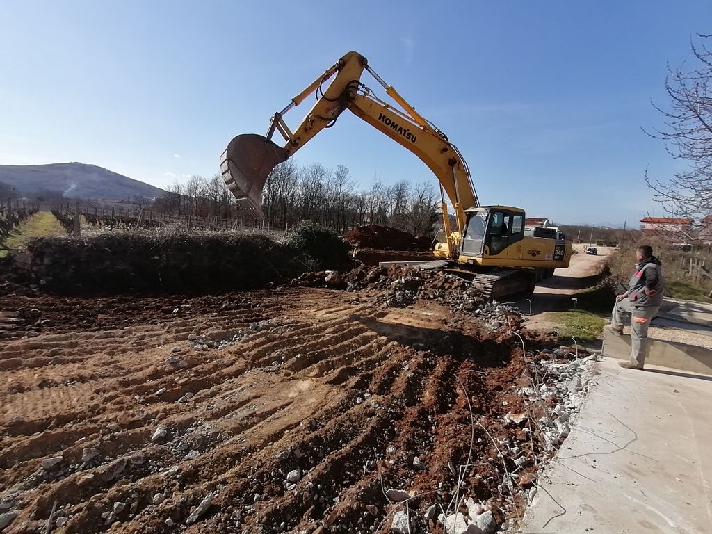 FOTO Pogledajte kako teku radovi na rehabilitaciji regionalne ceste od Miletine do Atlasa