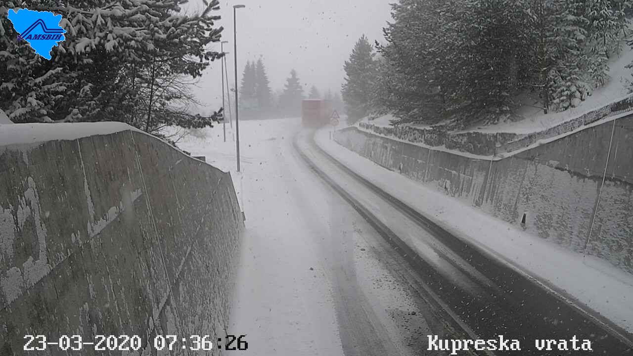 U planinskim predjelima ima ugaženog snijega i leda na kolniku