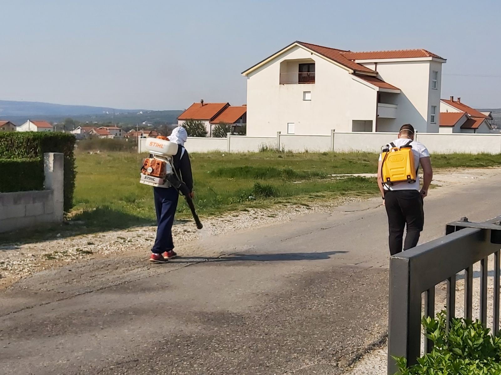 Mladi u Krehin Gracu očistili i dezinficirali ulice