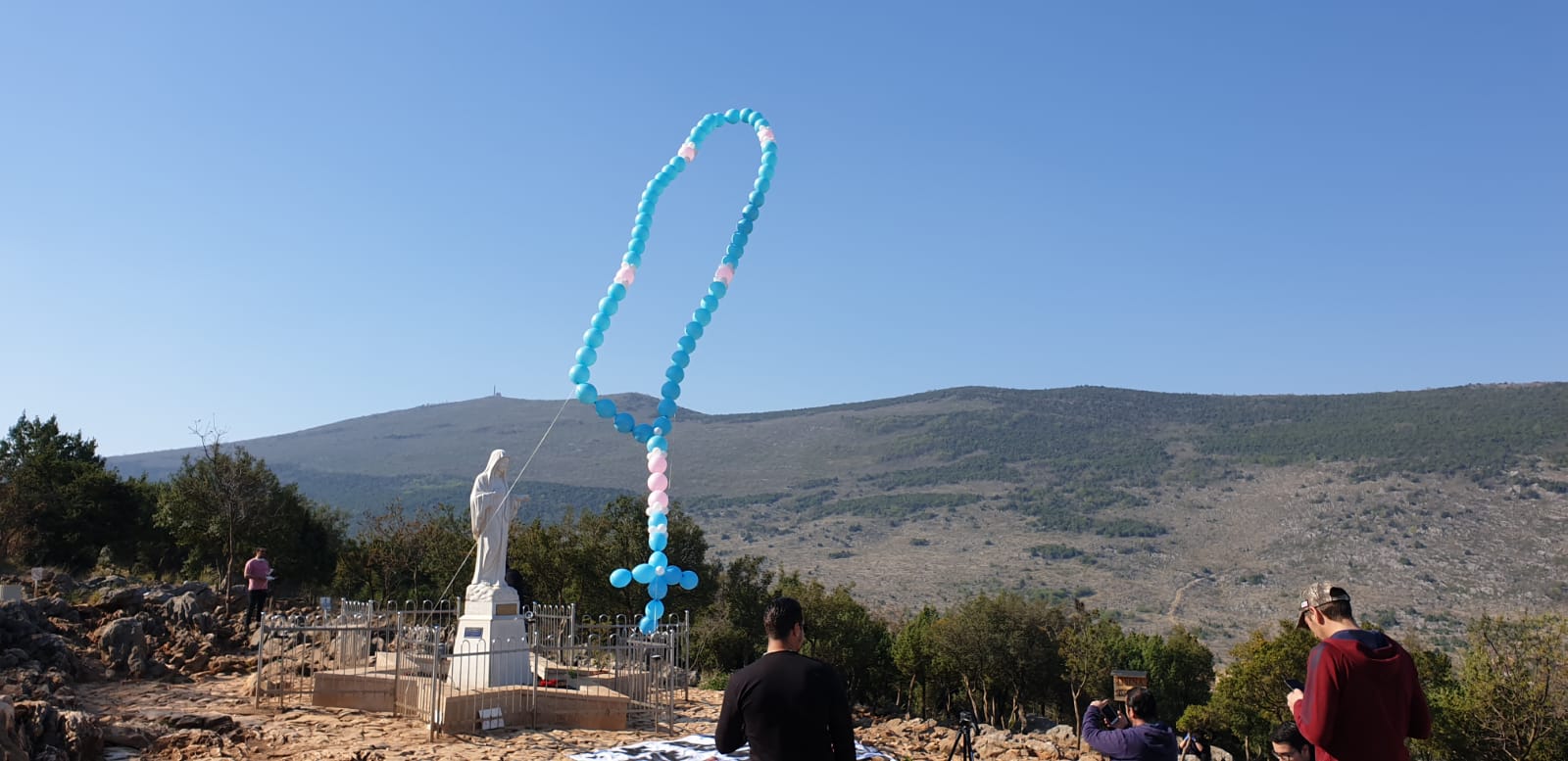 FOTO-VIDEO Velikom krunicom od balona s Podbrda uputili molitvu za prestanak epidemije
