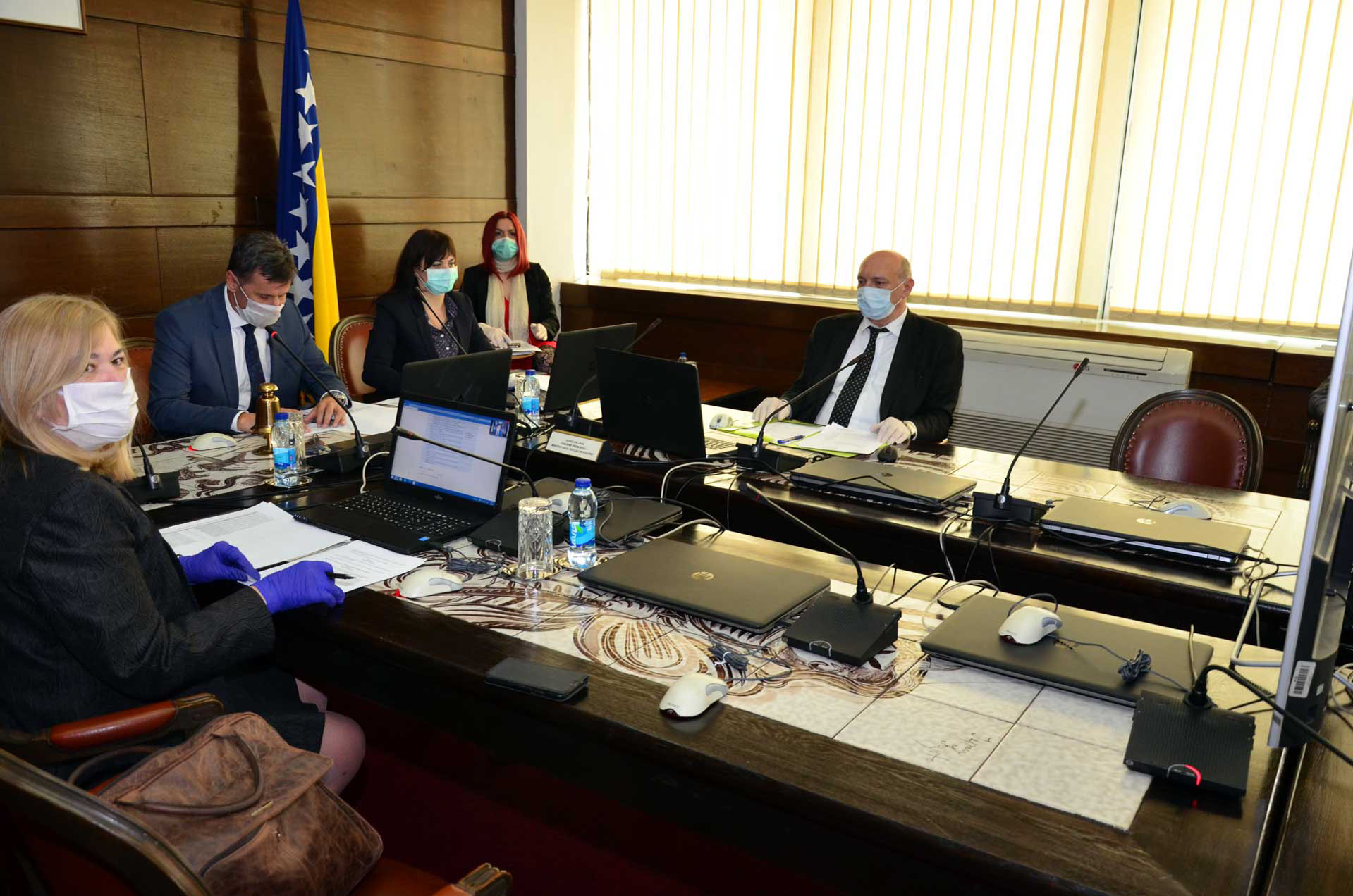 Vlada FBiH: Usvojene mjere za rasterećenje gospodarstva, pomoć županijama i općinama u borbi protiv koronavirusa